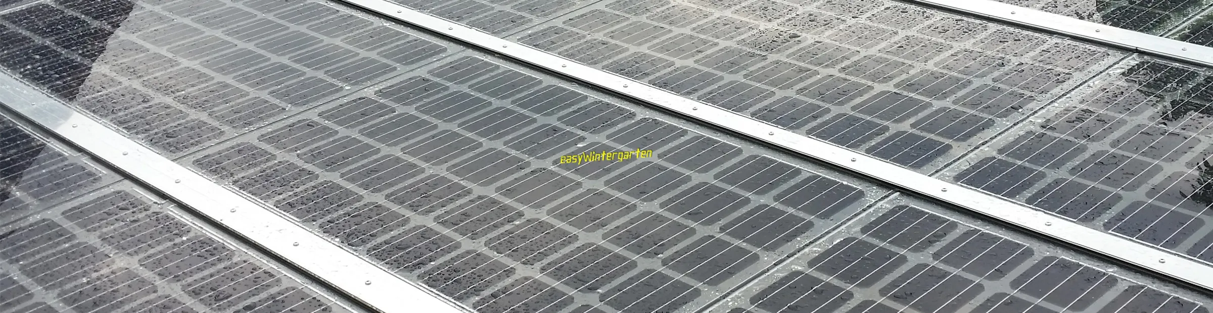 Flaches Solardach ohne dass Wasser stehen bleibt