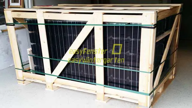 Doppelglas Module in der Transportkiste Solarglas sauber gestapelt für eine leichte entnahme