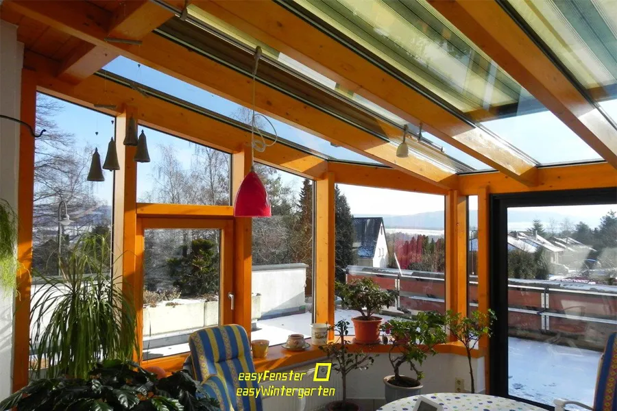 Holzwintergarten mit Glasdach und Wintergartenprofilen Holzwintergarten mit Glasdach